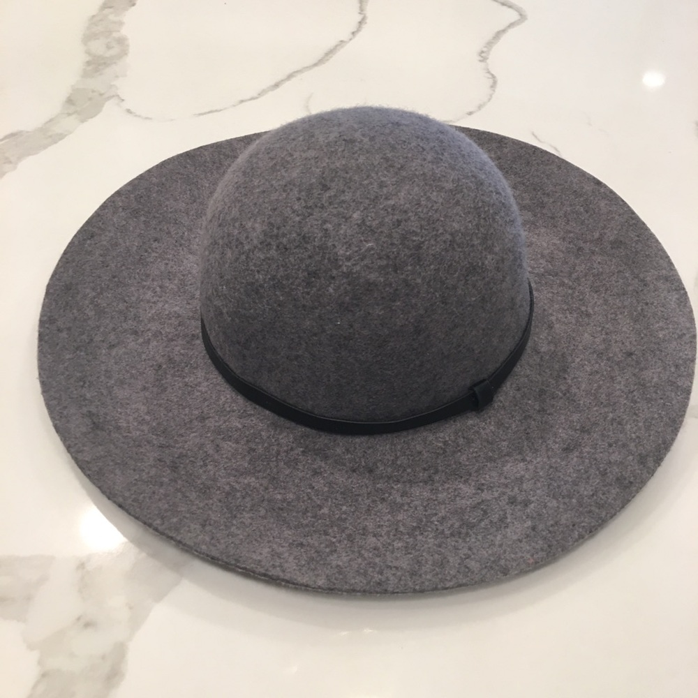 Wide brim hat